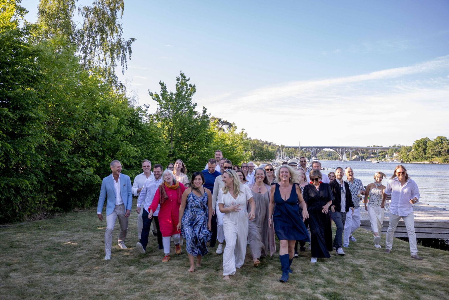 Medlemmar och gäster på Next States sommarfest vid vattnet