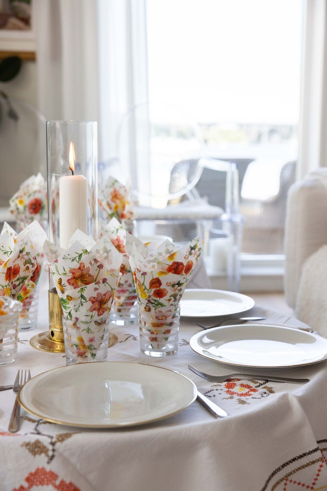 Dukat bord med blommor inför middagen på sommarfesten